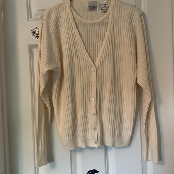 BENTLEY BUTTONDOWN LONG SLEEVE SWEATER SZ.MEDIUM - Picture 4 of 6